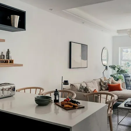 Dorothy Apartments - 3 Bed Ground Floor Apartment & Garden - Battersea